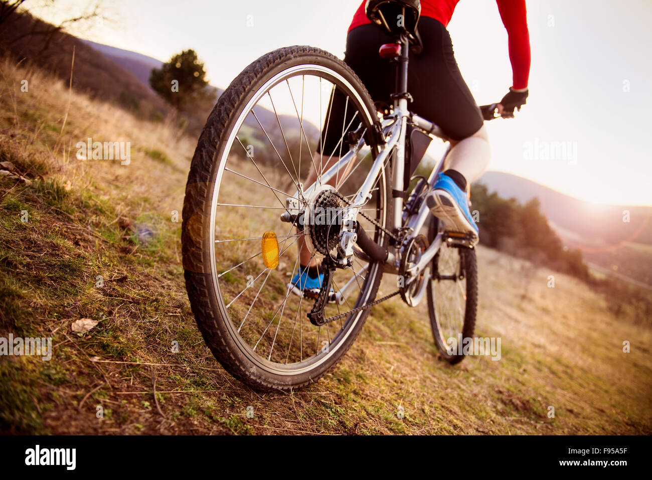 Detail der Radfahrer Mann Füße auf Mountainbike auf Outdoor-Parcours im sonnigen Wiese Stockfoto