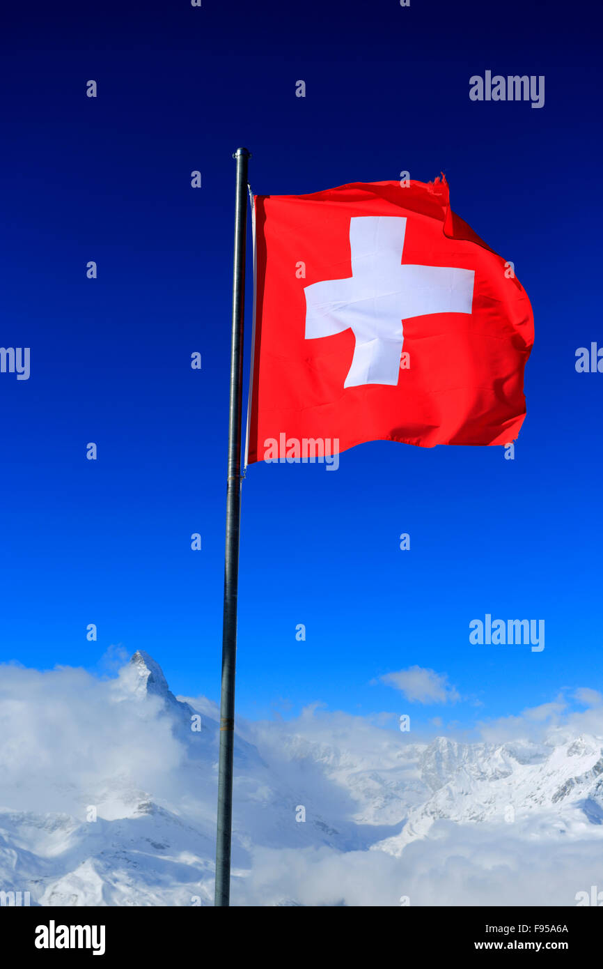 Schweizer Nationalflagge, Schweizer Alpen-Gebirge, Skigebiet Zermatt,  Kanton Wallis, Walliser Alpen, Süden der Schweiz, Europa Stockfotografie -  Alamy