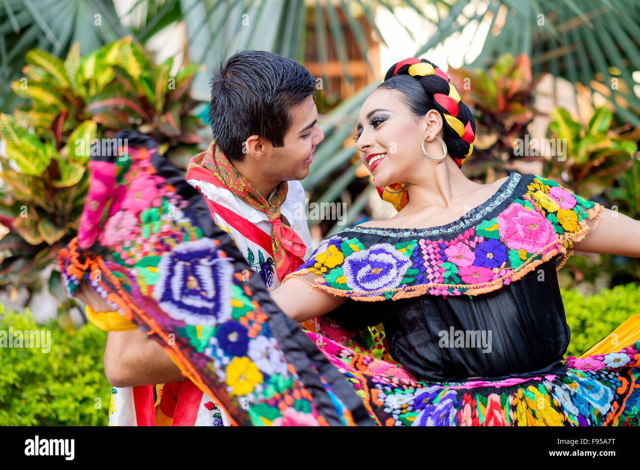 Junger Mann und Frau in ihren traditionellen Kostümen tanzen. Puerto Vallarta, Jalisco, Mexiko. Xiutla Tänzer - eine folkloristische Mex Stockfoto
