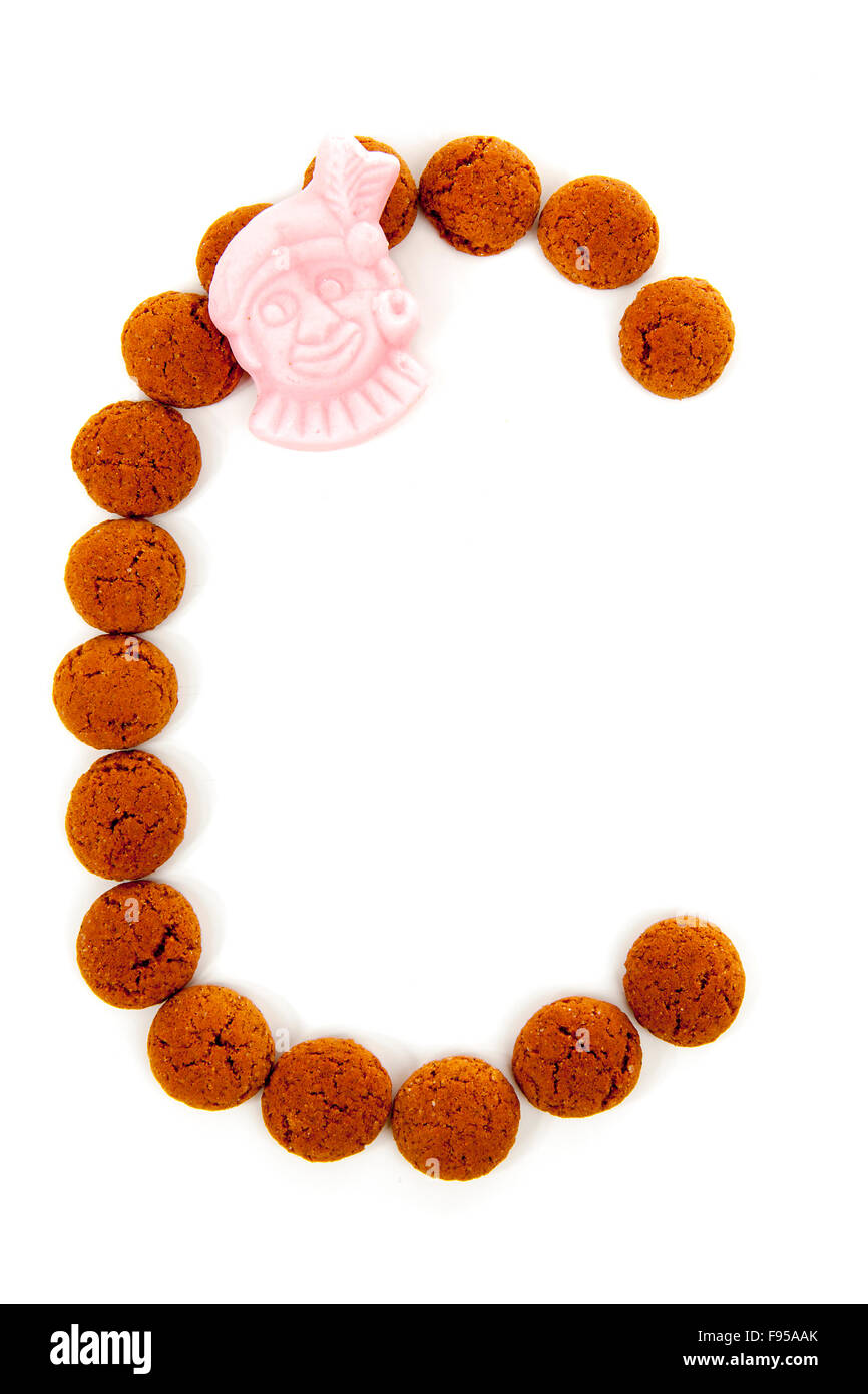 Ginger Nuts, Pepernoten, in der Form des Buchstaben C isoliert auf weißem Hintergrund. Typische holländische Süßigkeiten für Sinterklaas-Veranstaltung im Dezember Stockfoto