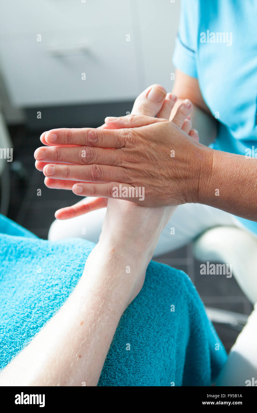 Massage der Füße durch Pediküre Stockfoto