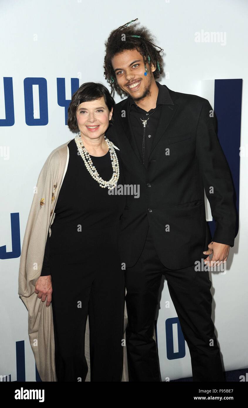 Isabella Rossellini, Roberto Rossellini im Ankunftsbereich für JOY Premiere, Ziegfeld Theatre, New York, NY 13. Dezember 2015. Foto von: Kristin Callahan/Everett Collection Stockfoto