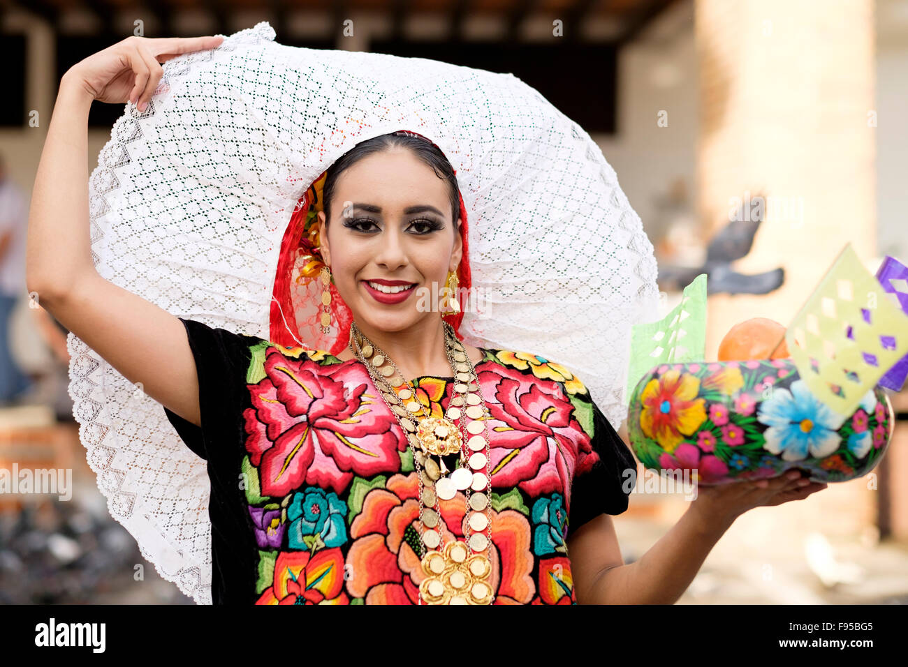 Junge Mexikanerin in folkloristischen Outfit. Puerto Vallarta, Jalisco, Mexiko. Xiutla Tänzer - ein folkloristischer mexikanischer Tanz grou Stockfoto