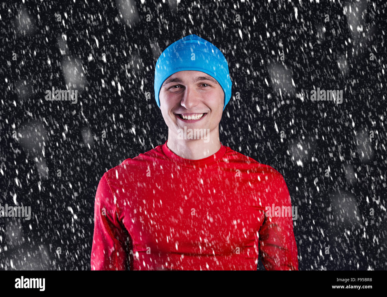 Junge Fitness Sportler posiert im Studio mit schwarzem Hintergrund. Stockfoto