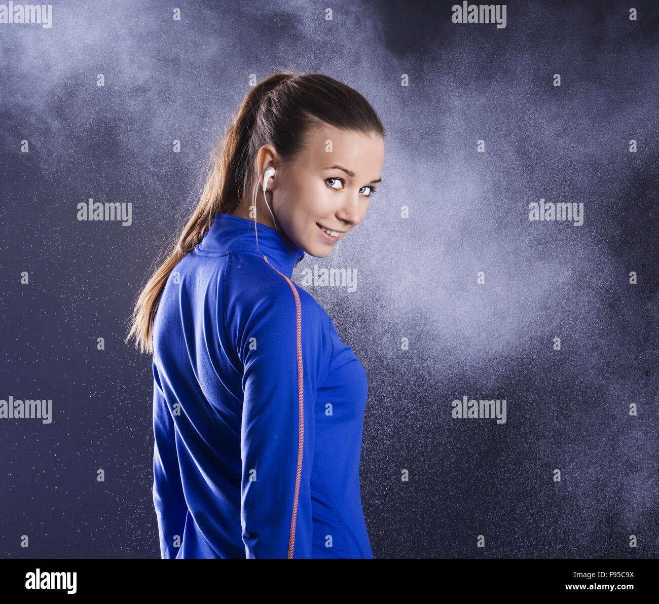 Junge Fitness Sportler posiert im Studio mit schwarzem Hintergrund. Stockfoto