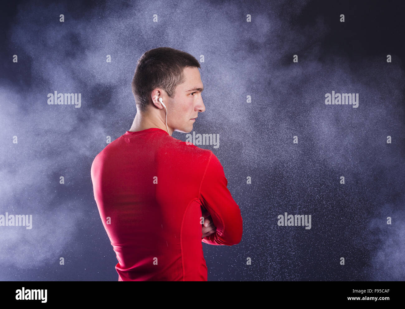 Junge Fitness Sportler posiert im Studio mit schwarzem Hintergrund. Stockfoto