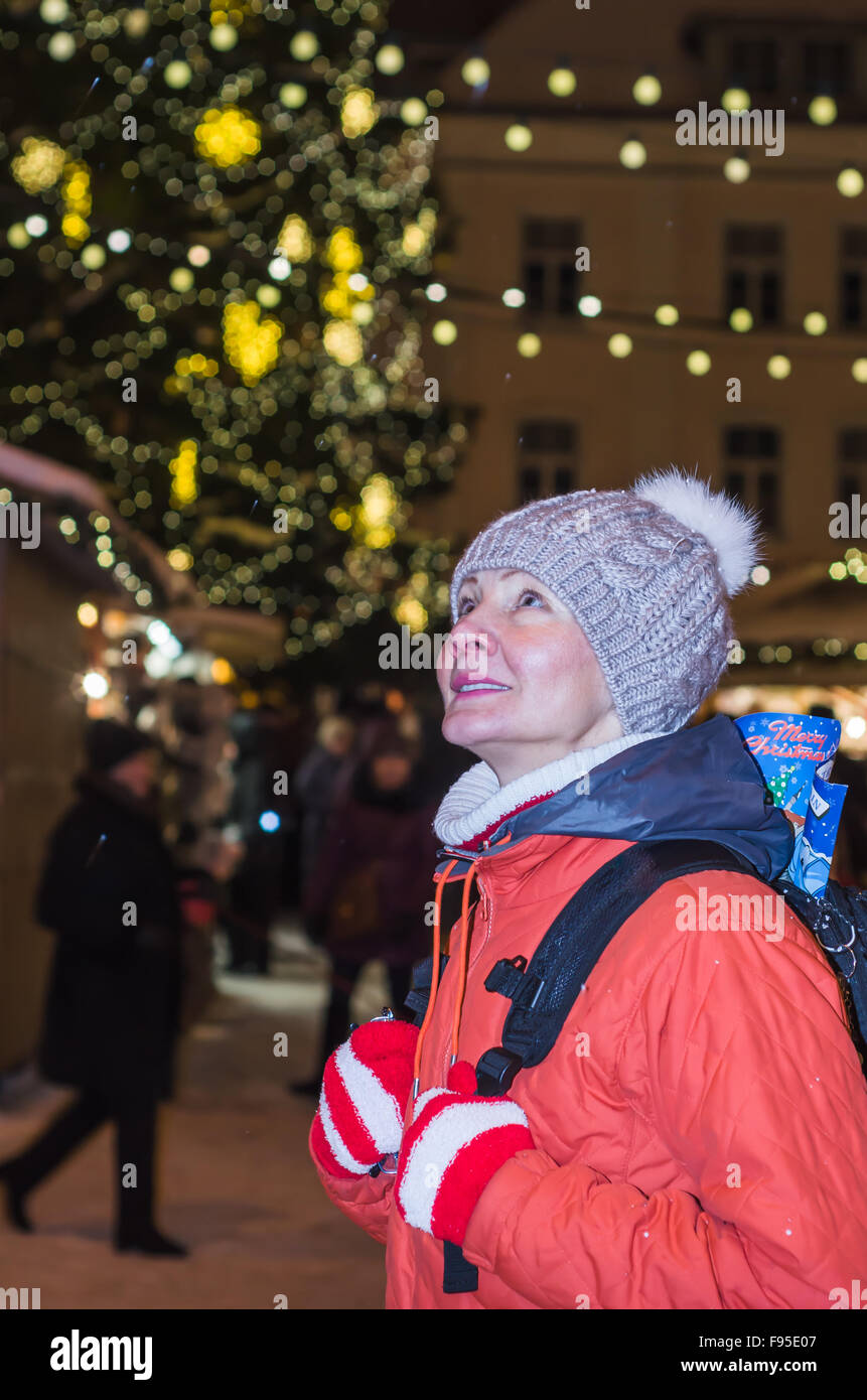 Eine Frau schaut dekorierte Weihnachten Rathausplatz in Tallinn Stockfoto