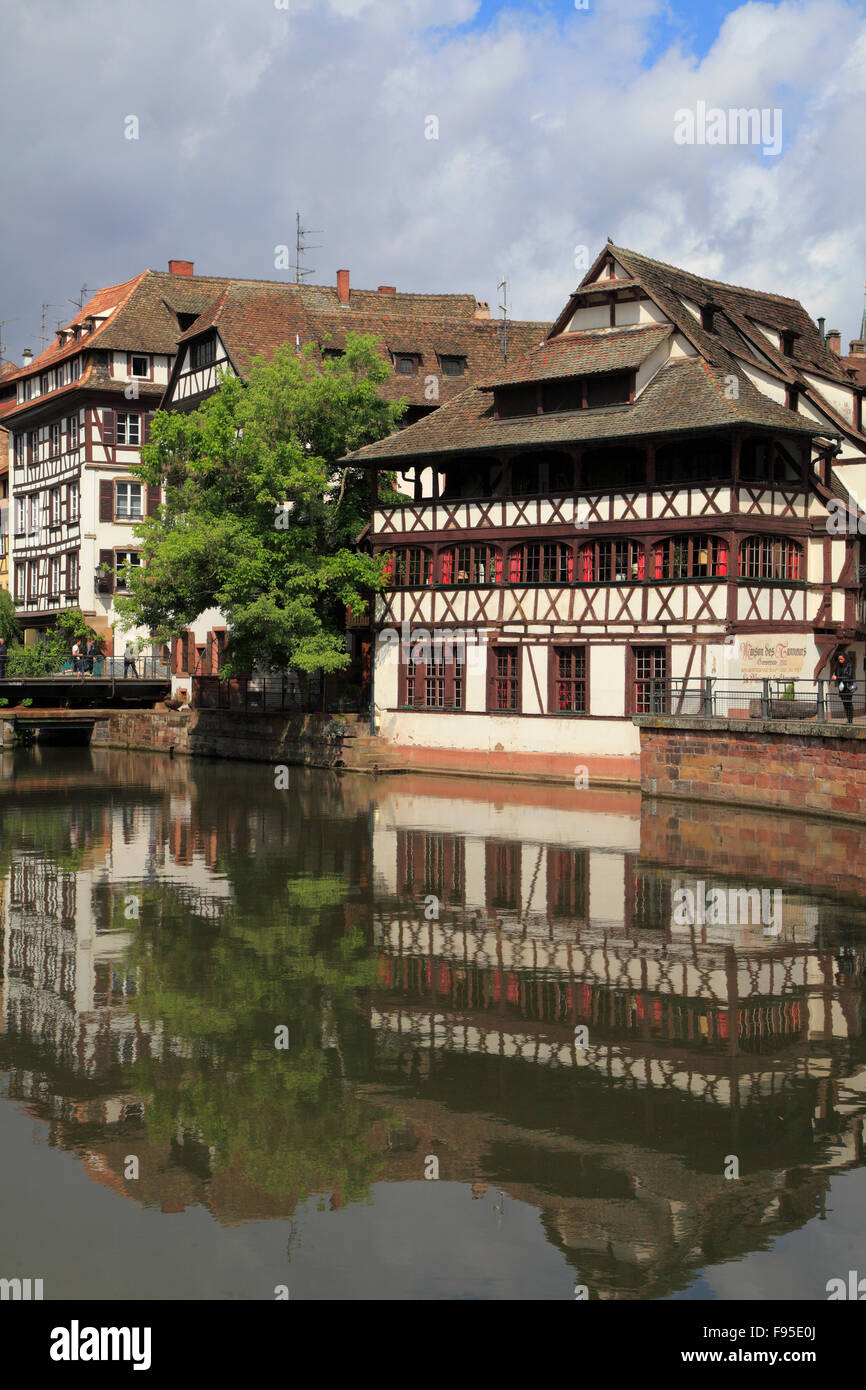 Frankreich, Elsass, Straßburg, Petite France, Straßenszene, typische Architektur, Stockfoto
