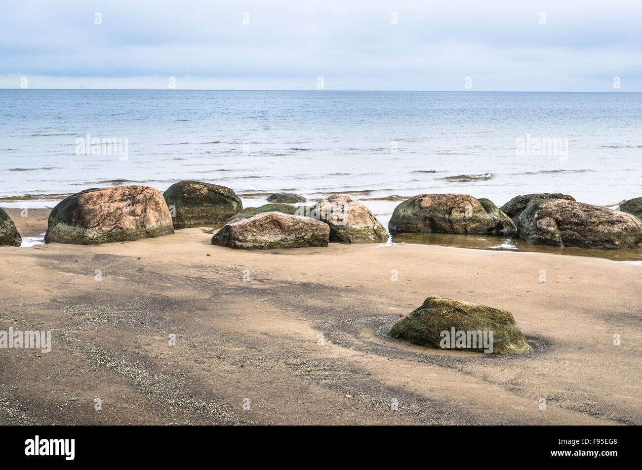 Felsiger Strand am Golf von Finnland. Estland Stockfoto