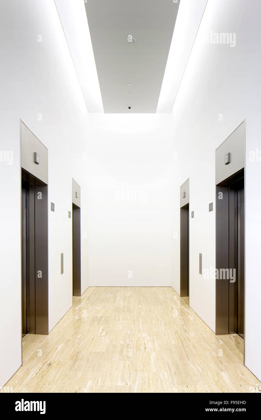 10 Hammersmith Grove W6 London. Neue Office-Entwicklung durch Wates Bau für Entwicklung Wertpapiere in Hammersmith, London. Innenansicht des Korridors mit Aufzügen. Stockfoto