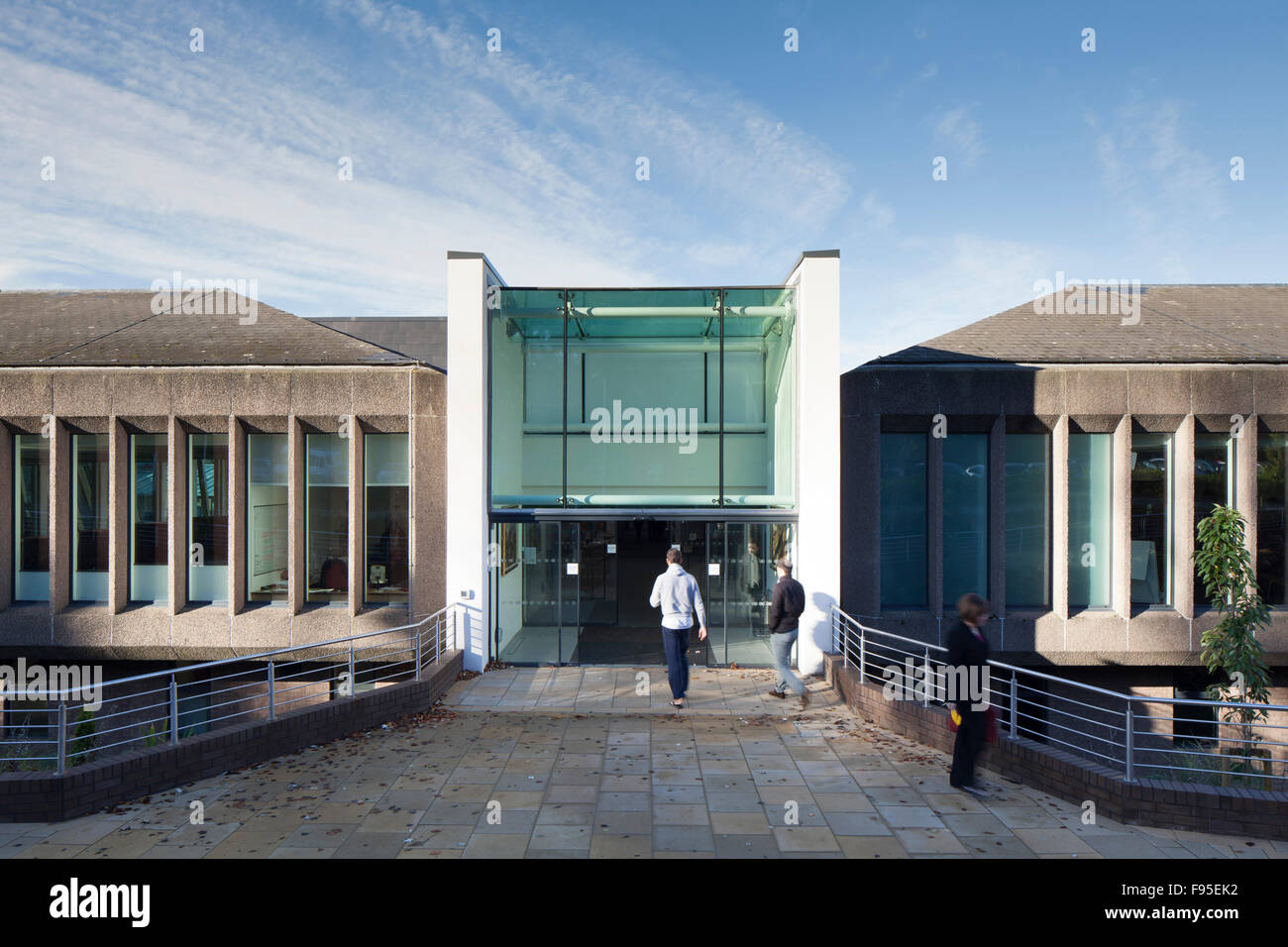 Durham University Business School. Blick auf den Zugang zur Universität. Glasfassade. Stockfoto