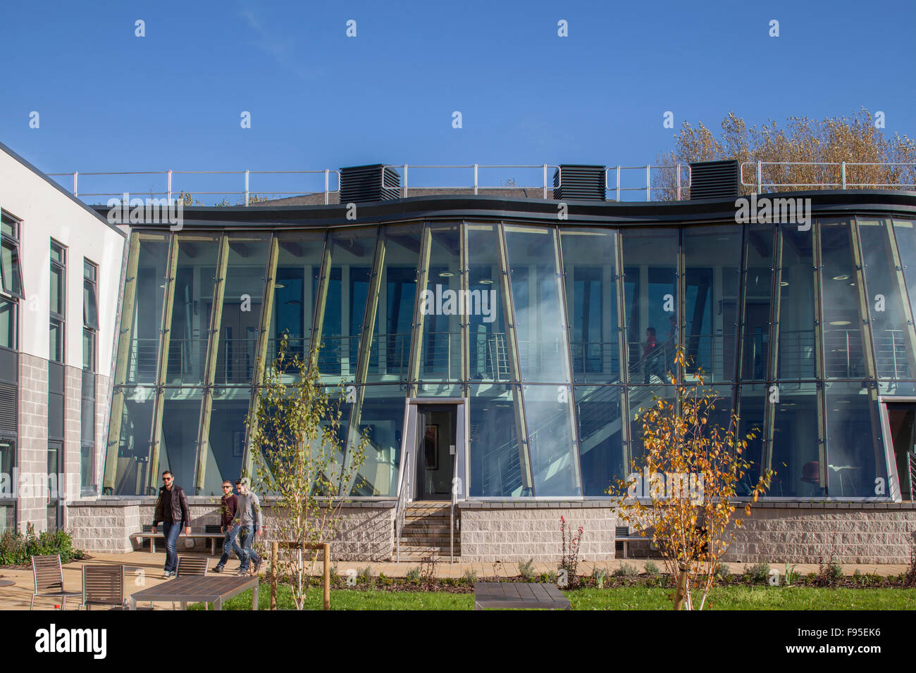 Durham University Business School. Außenansicht des Gebäudes. Glasfassade. Zeitgenössische Architektur. Stockfoto