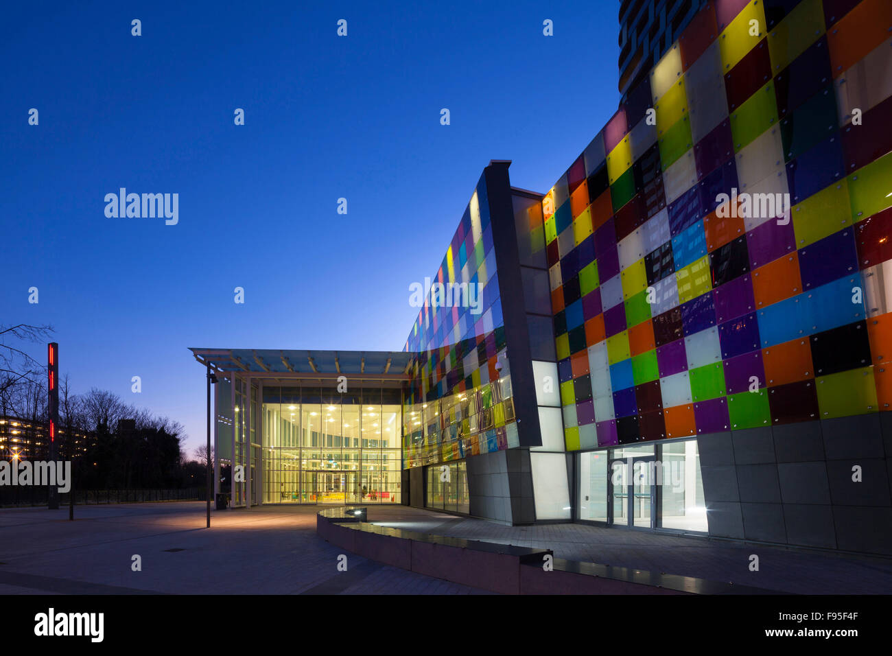 Das Glas-Mühle-Freizeitzentrum befindet sich auf den untersten drei Etagen von einem 27-geschossige Wohnhaus in Lewisham. Die Freizeit Stockfoto