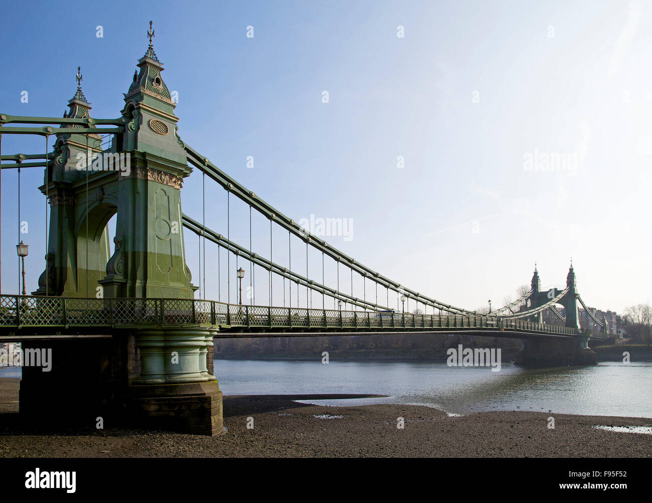 Hammersmith, London. Blick auf die Hammersmith Bridge, eine Hängebrücke über den Fluss Themse. Stockfoto