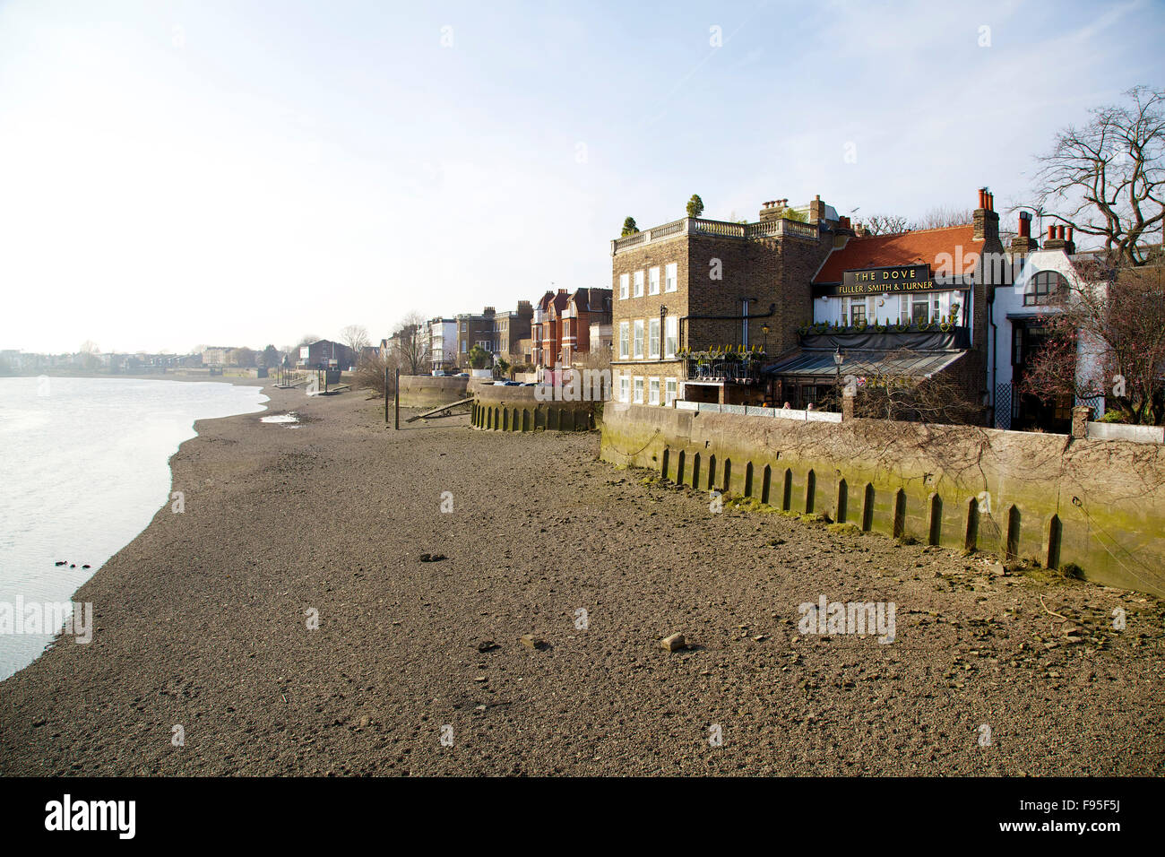 Hammersmith, London. Blick auf einen Sandstrand entlang der Themse. Traditionelle Häuser in Sicht. Stockfoto
