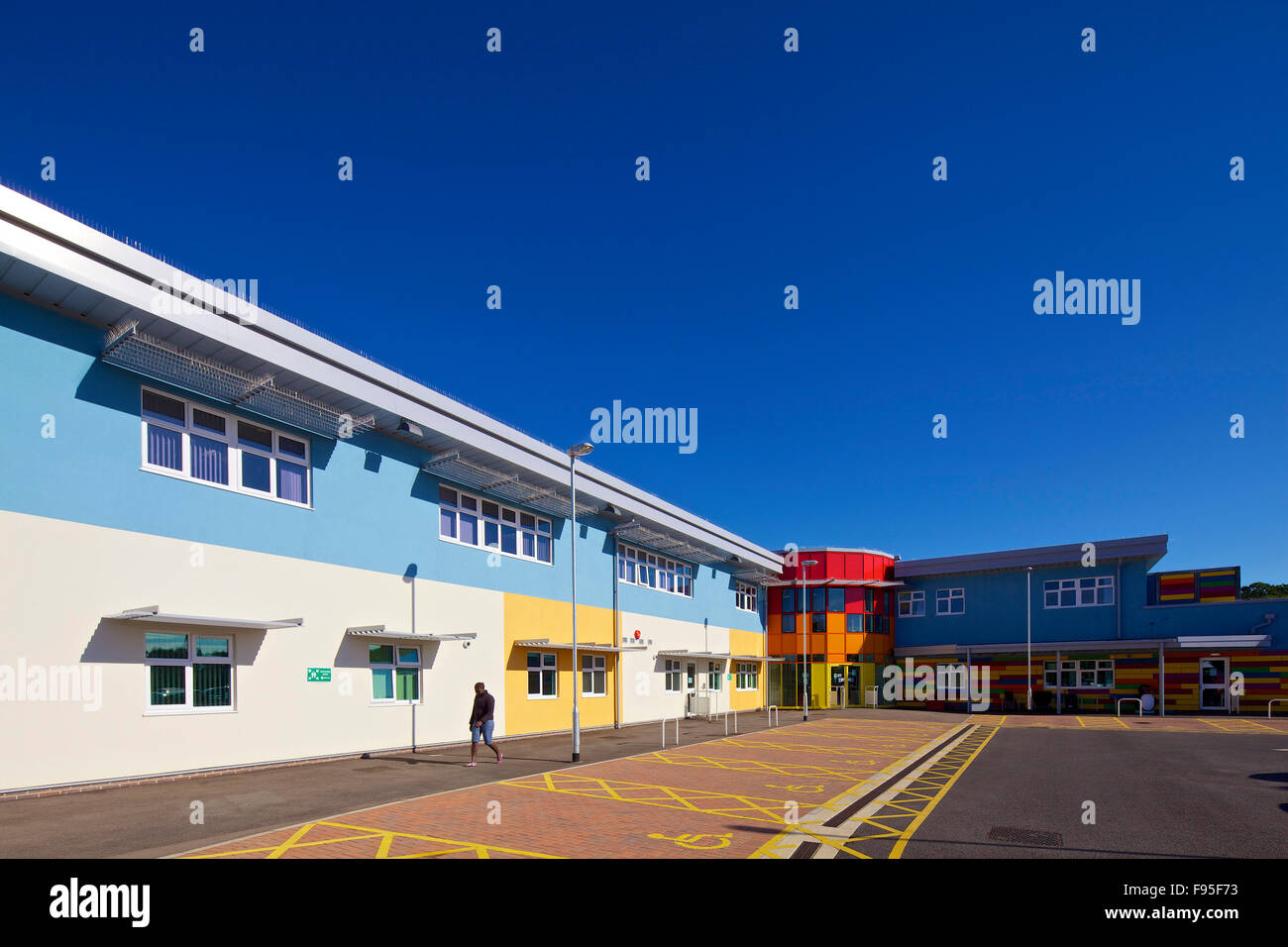Marsh Farm Kinderhaus für Exzellenz. Bunte Fassade des Zentrums und einen Parkplatz. Stockfoto