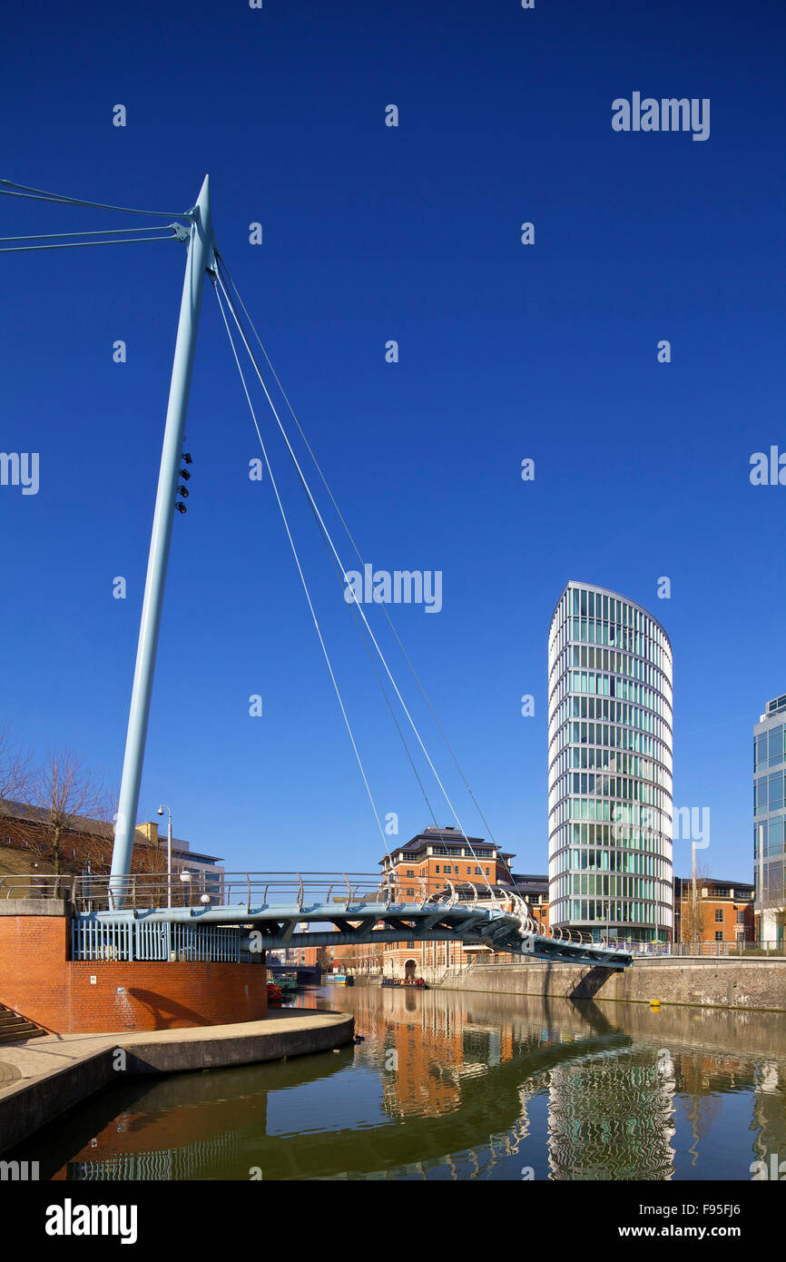 2. Das Auge, Bristol. Blick auf das Auge, am Ufer Residenz in Bristol. Fluss und Brücke in Sicht. Zeitgenössischer Architektur, gebogene Form Gebäude. Stockfoto