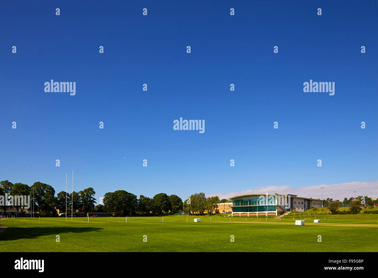 Stamford Endowed Schulen Sportzentrum. Fernblick über das Sportzentrum und das Feld am Tag, Stamford Endowed Schulen und Internate. Stockfoto