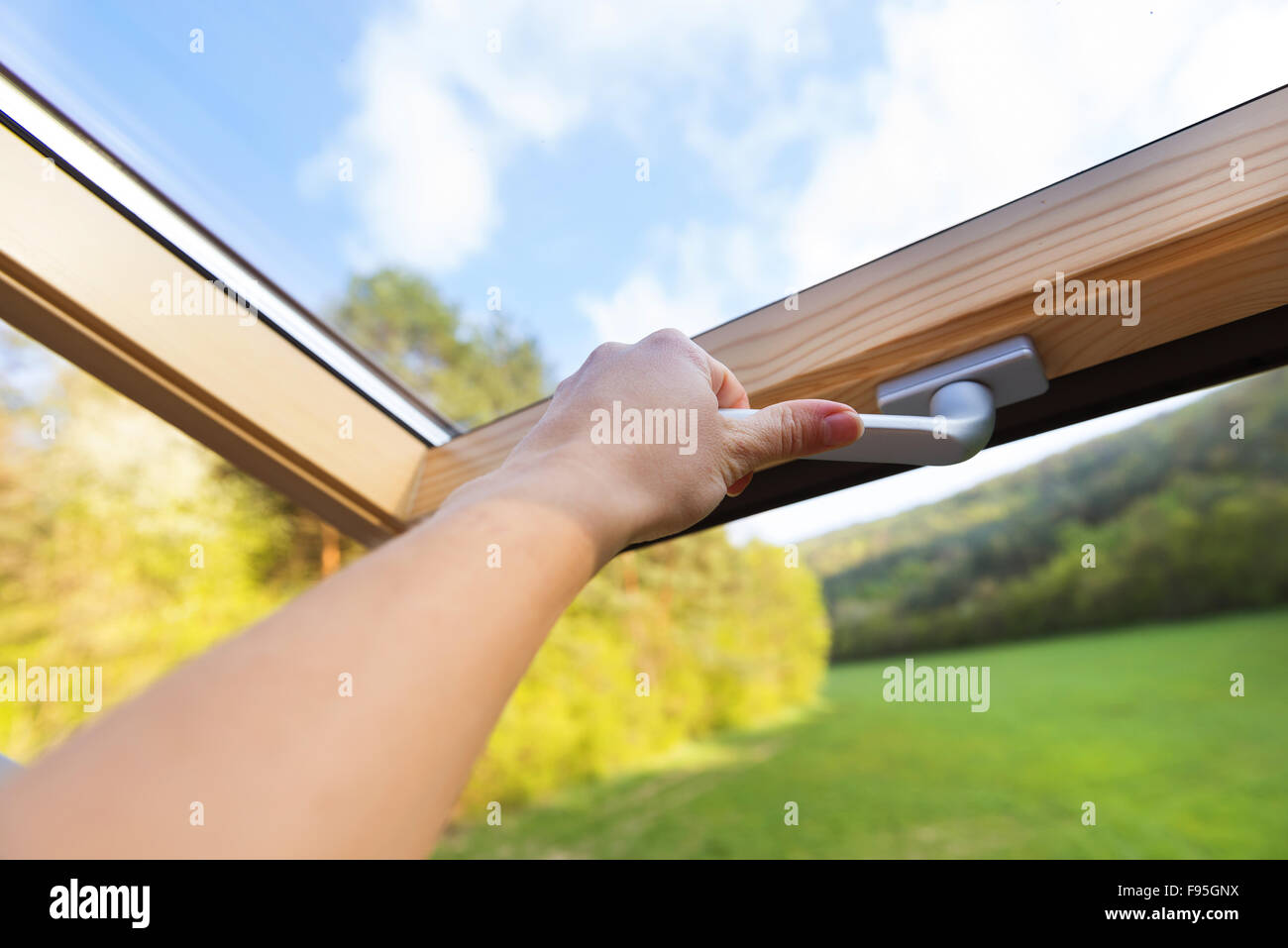 Wunderschöne Natur Blick durch Dachfenster Dachfenster im Dachzimmer. Stockfoto