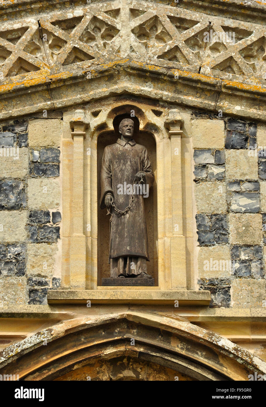 Statue - St Leonard von Limoges. St. Leonards Kirche (Kirche von Str. Leonard Horringer), Horringer, Suffolk, England, UK Stockfoto
