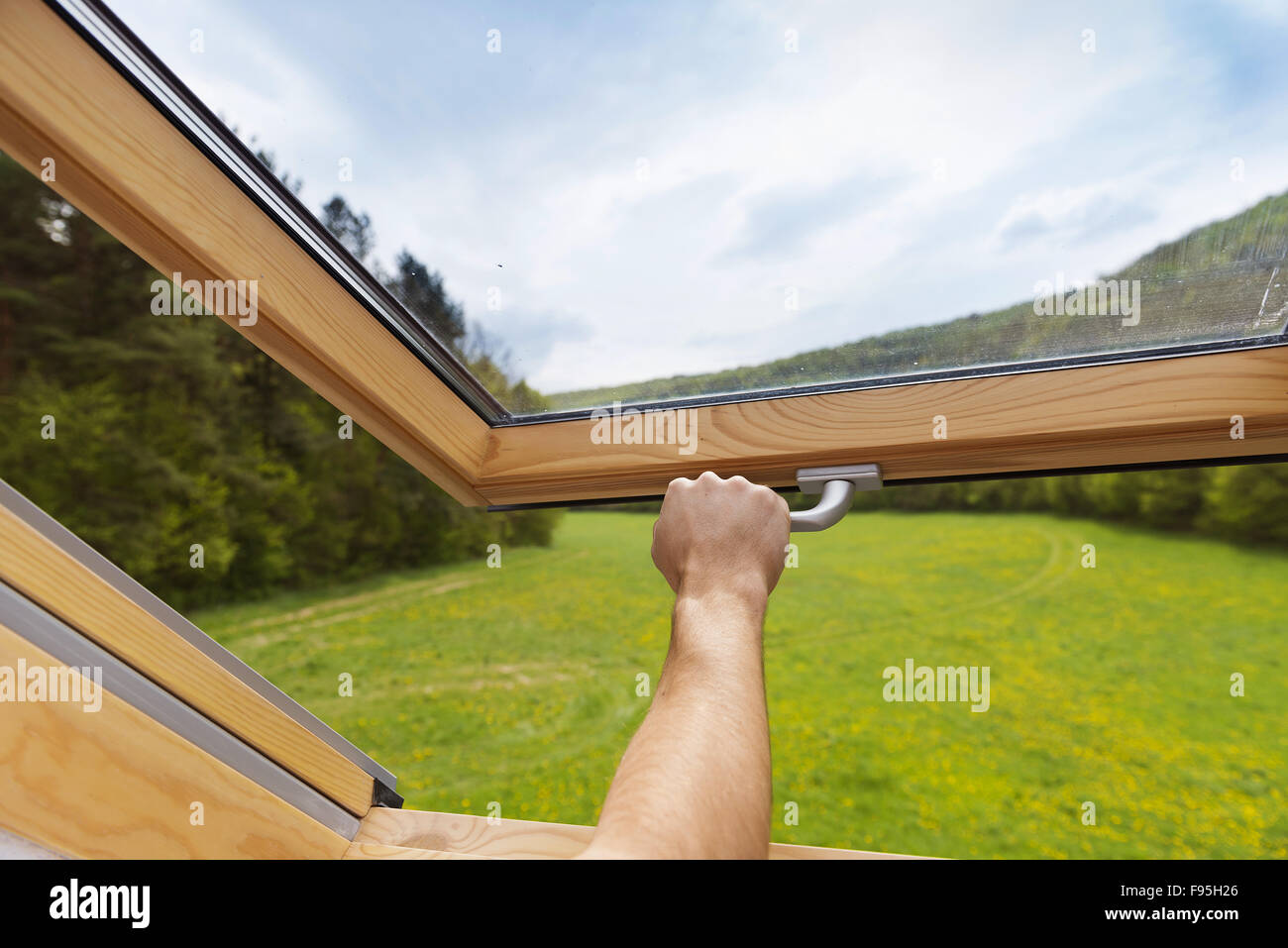 Wunderschöne Natur Blick durch Dachfenster Dachfenster im Dachzimmer. Stockfoto