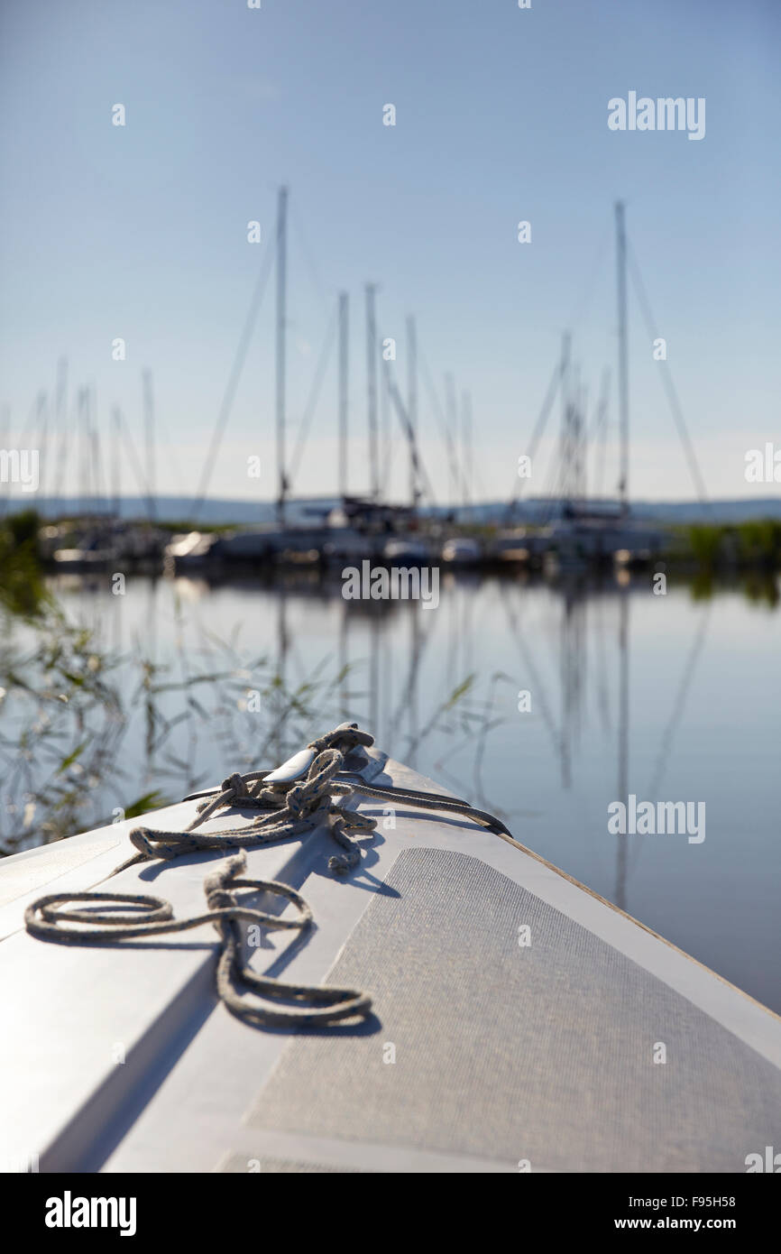 Blick über das Wasser und Boote vertäut an die Wohnüberbauung in Neusiedl am See, Burgenland, Österreich Stockfoto