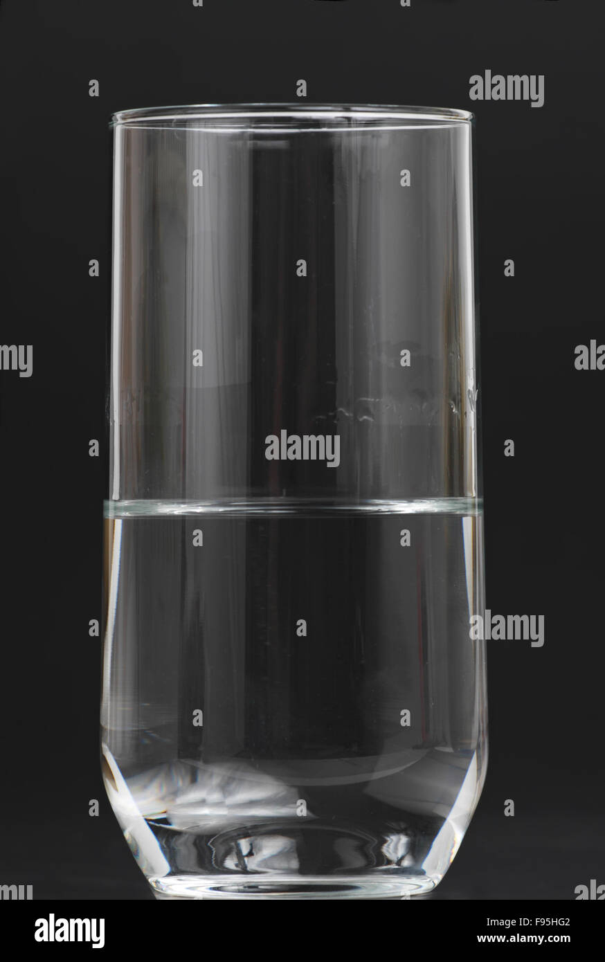 halb voll Wasser Glas Stockfoto