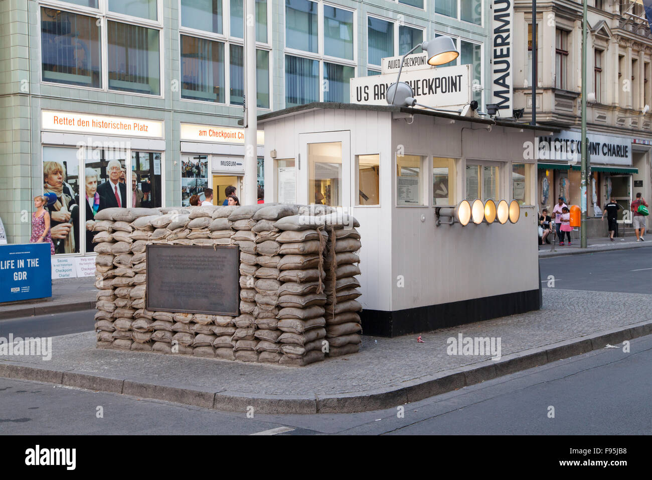 Checkpoint Charlie in Berlin, Deutschland. Es war der ehemalige Grenzübergang zwischen West- und Ost-Berlin während des Kalten Krieges. Stockfoto