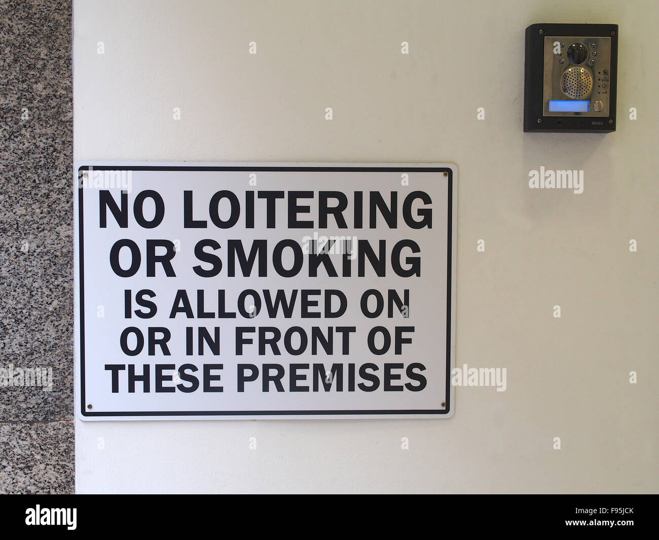 Manchester City Zentrum Tür mit einem Rauchverbot und kein Herumlungern Zeichen. Stockfoto