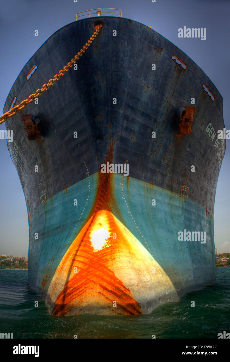 Unter Arrest im Hafen von Sydney schwingt sich das Juwel von Safaga Massengutfrachter auf einen Liegeplatz aus Point Piper. Stockfoto