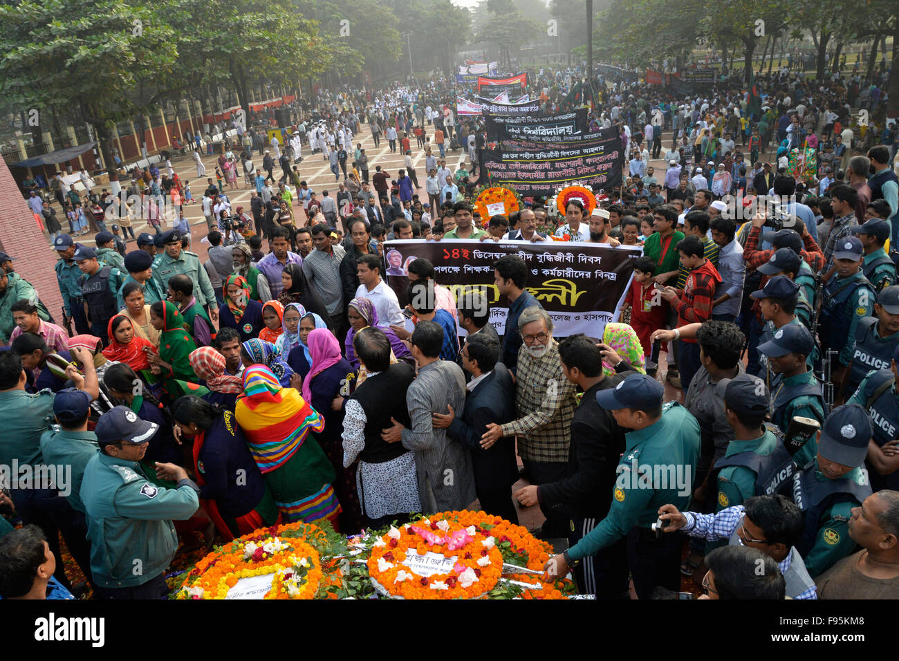 Dhaka, Bangladesch. 14. Dezember 2015. Bangladescher ist eine Hommage an die intellektuellen Martyrs Memorial in Dhaka am 14. Dezember 2015. Wer in den letzten Tagen des Krieges 1971 Befreiung von pakistanischen Besatzungstruppen und ihre Kollaborateure ermordet wurden. Nation ist die Beobachtung am Martyred intellektuelle 14.Dezember zahlen Tribut an die Intellektuellen, die systematisch von der Pakistan Armee und ihre Kollaborateure am Fag-Ende des Landes Befreiungskrieg in 1971 Kredit getötet: Mamunur Rashid/Alamy Live News Stockfoto