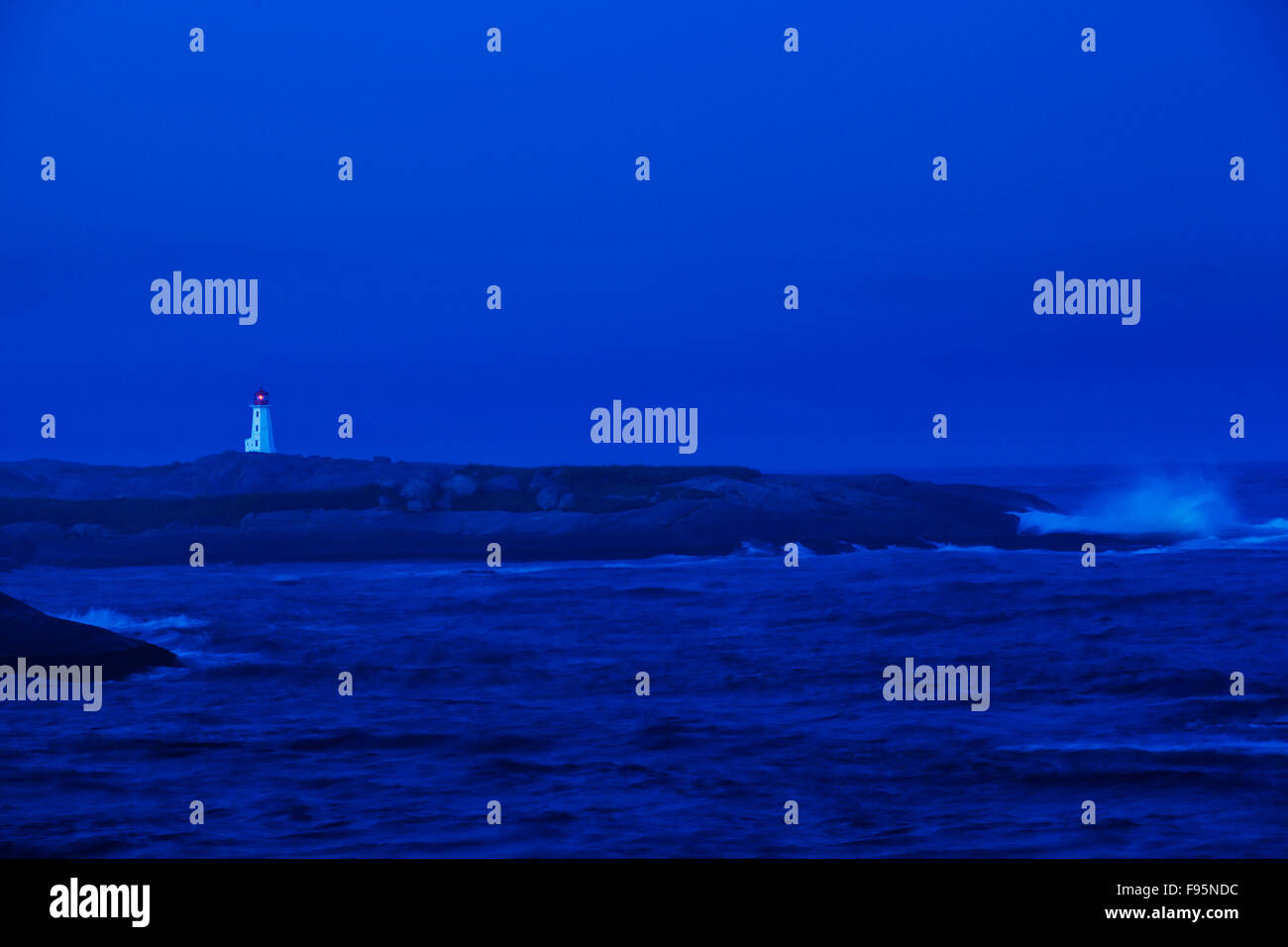 Peggys Cove Leuchtturm im ersten Licht der Morgenröte. Stockfoto