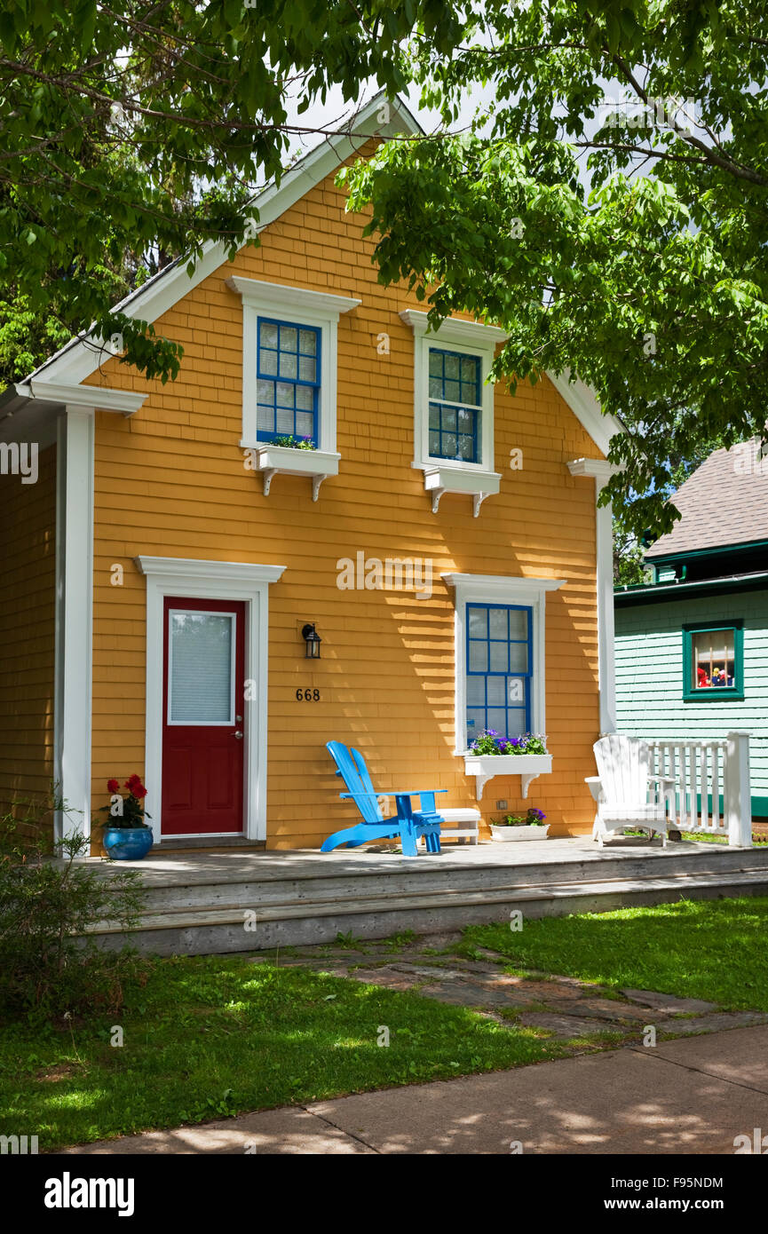 Kleines Haus mit einem ansprechenden Farbkombination in Mahone Bay, Nova Scotia Stockfoto