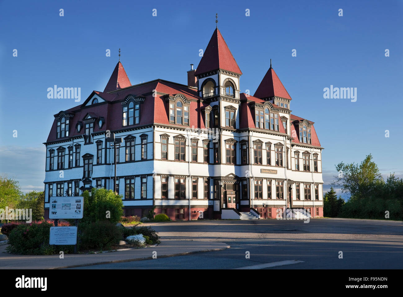 Dreigeschossigen hölzerne viktorianischen Gebäude gebaut zwischen 18931995, die weiterhin als Grundschule in Lunenburg, Nova funktioniert Stockfoto