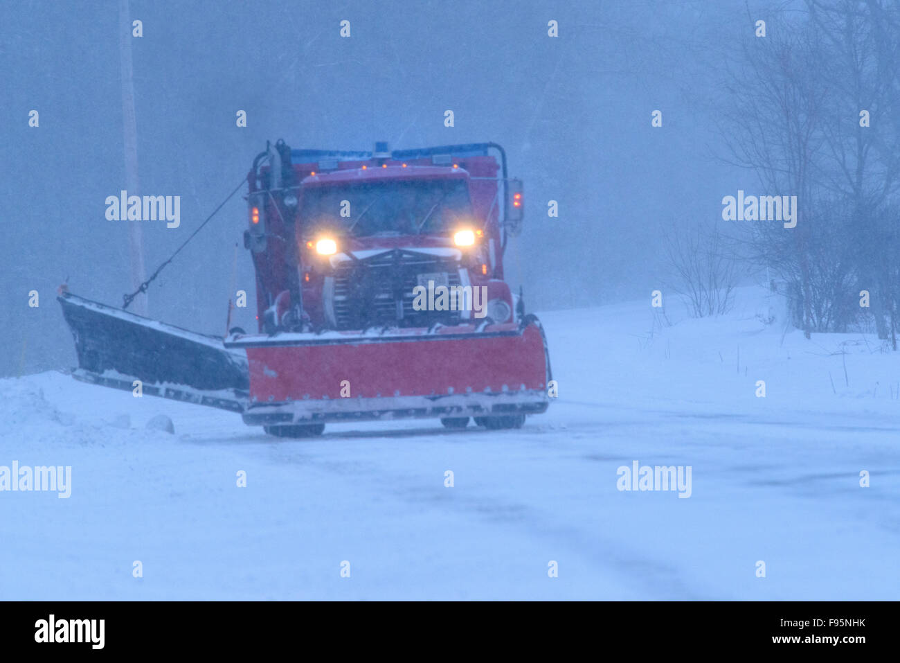 Schneepflug bei der Arbeit an einem verschneiten Wintertag. Fergus, Ontario Stockfoto