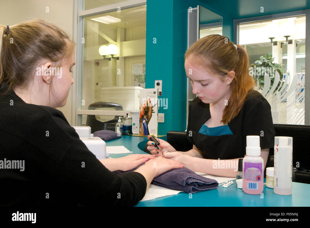 Lehrling-Kosmetikerin Stockfoto