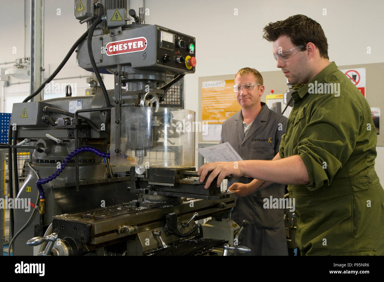 Lehrling arbeitet Fräsmaschine / Bohrer Stockfoto