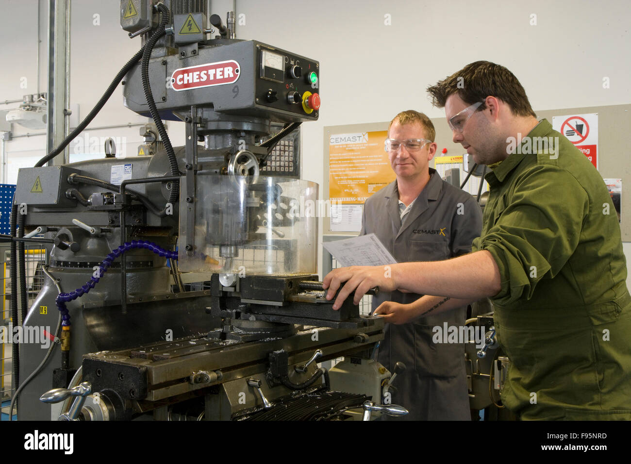 Lehrling arbeitet Fräsmaschine / Bohrer Stockfoto