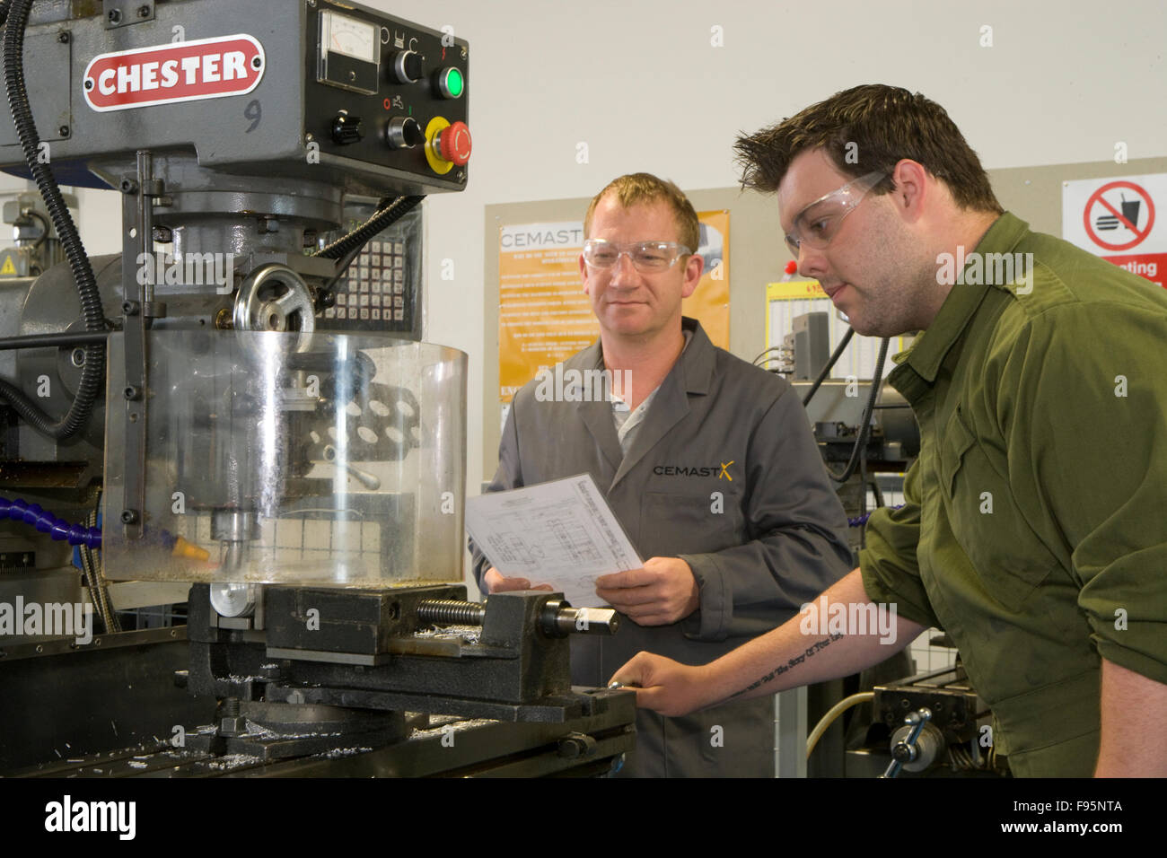 Lehrling arbeitet Fräsmaschine / Bohrer Stockfoto