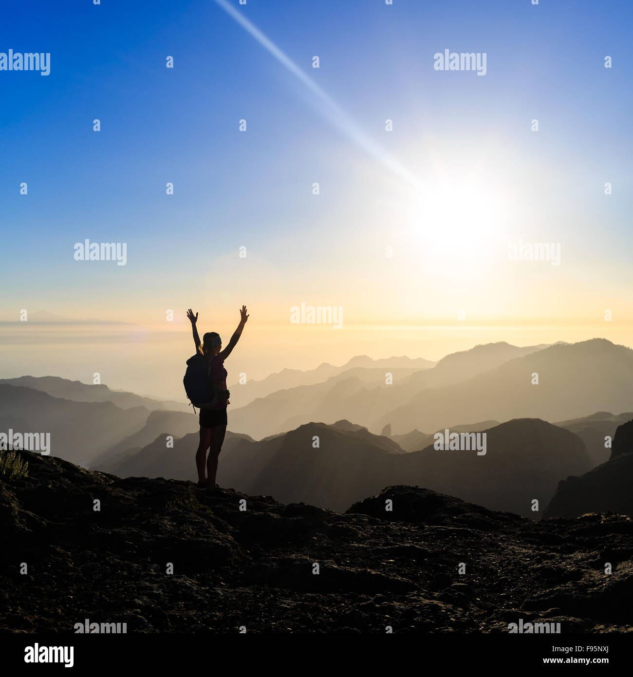 Frau erfolgreich Wandern Klettern Silhouette in Bergen, Motivation und Inspiration im wunderschönen Sonnenuntergang und das Meer. Weibliche Wanderer Stockfoto