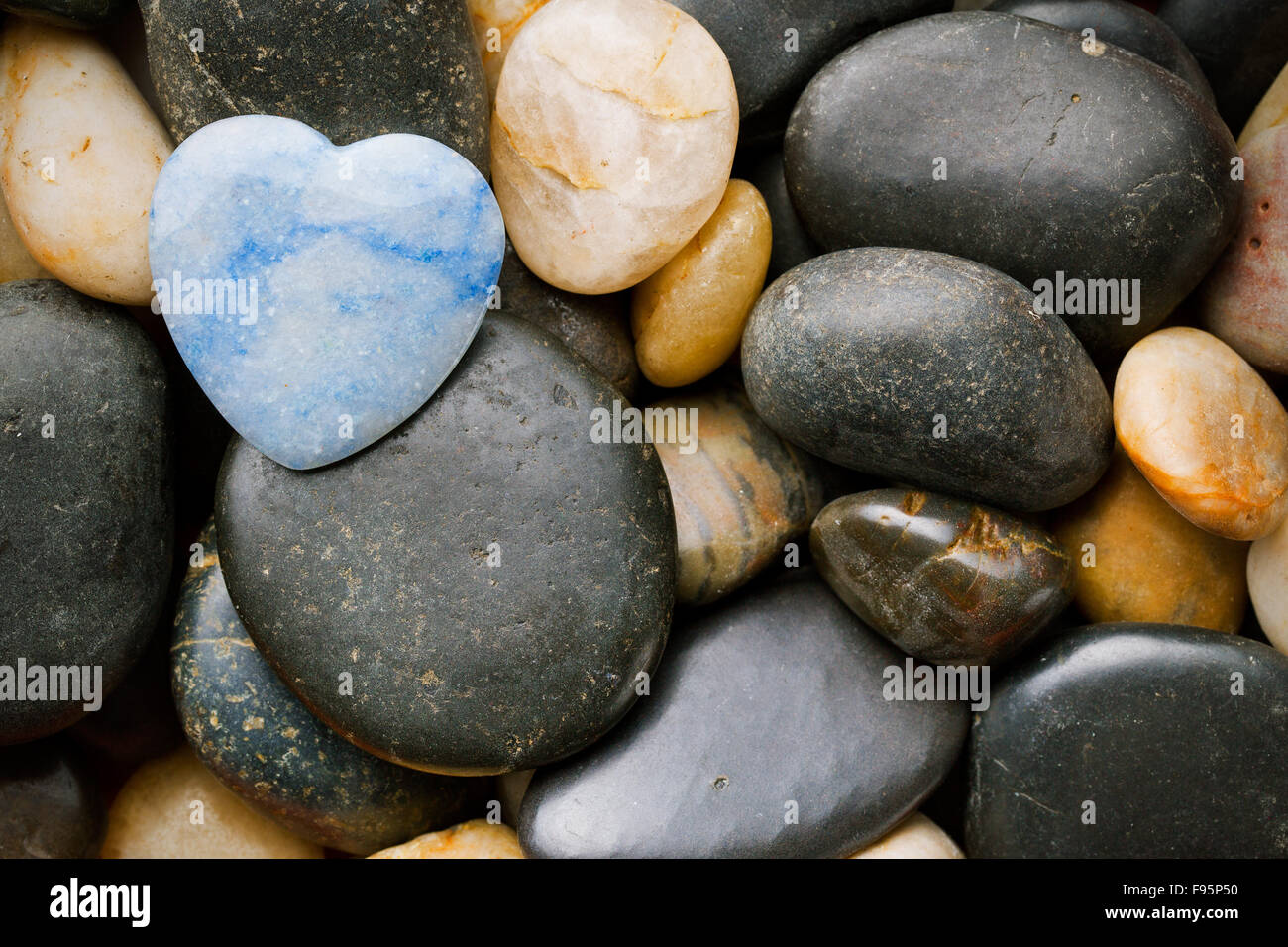 steinerne Herz liegen auf anderen Steinen Stockfoto