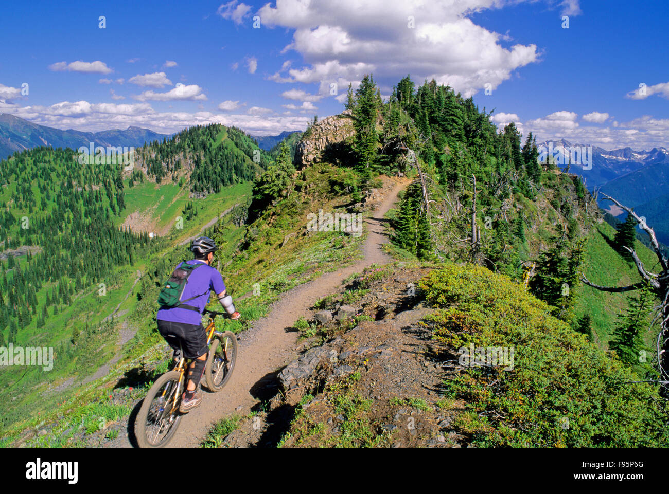 Ein Mann reitet den Höhenweg Idaho Peak in den Kootenays in der Nähe von Silverton, v. Chr. Stockfoto