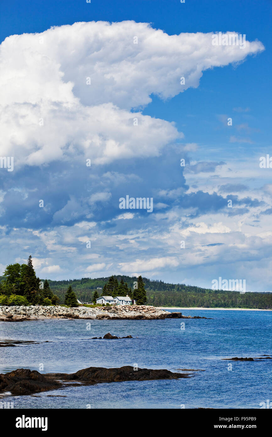 Dramatischen Wolkenformationen über Oceanfront Cottages in Petite Riviere, an der Nova Scotia South Shore Stockfoto