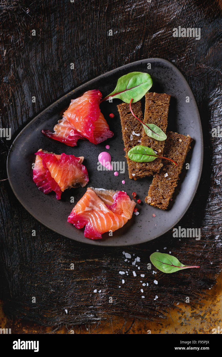 Gesalzener Lachs mit rote Beete Stockfoto