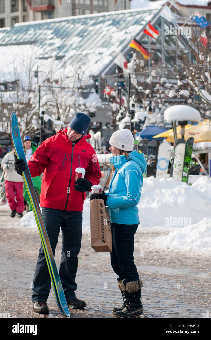 Ein paar genießt bummeln und Einkaufen Whistler Village an einem Wintertag. Stockfoto