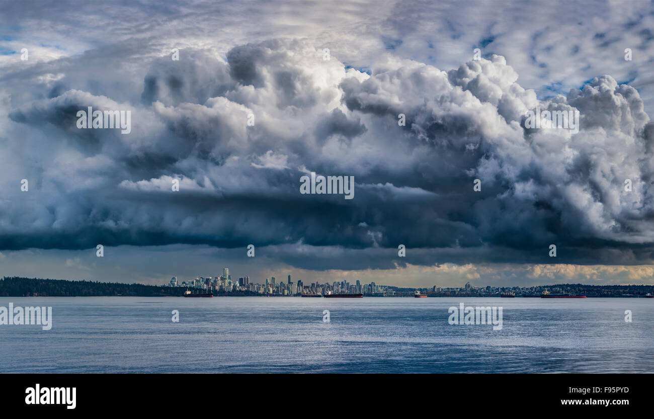 Gewitterhimmel über die Stadt von Vancouver, British Columbia, Kanada Stockfoto