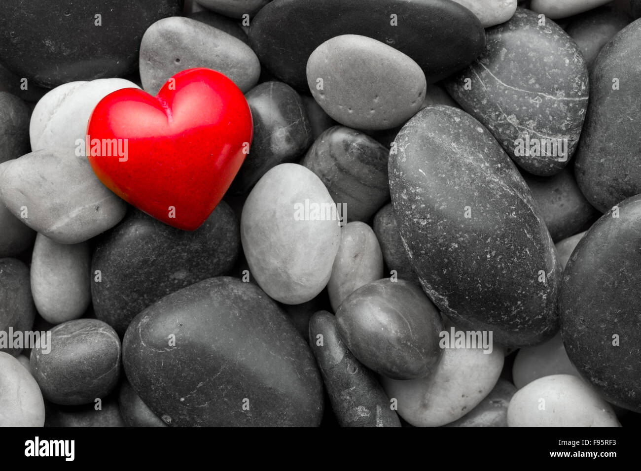 roten Stein Herz auf anderen Steinen Stockfoto