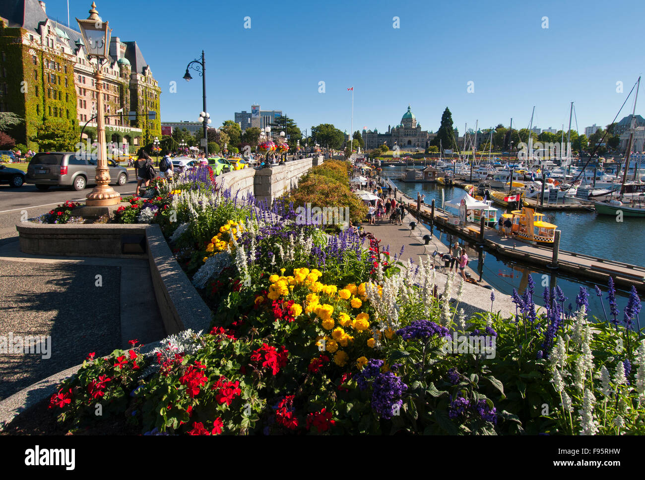 Das Empress Hotel liegt an der Mündung des Inner Harbour von Victoria, BC und der Promenade am Meer ist mit Blumen geschmückt. Stockfoto