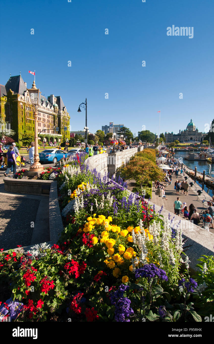 Das Empress Hotel liegt an der Mündung des Inner Harbour von Victoria, BC und der Promenade am Meer ist mit Blumen geschmückt. Stockfoto