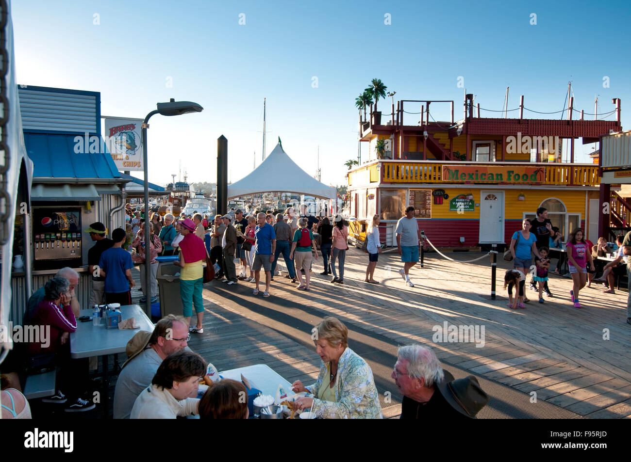 Fishermans Wharf in Victoria, BC, ist Heimat für Dutzende von bunten Hausboote und ist ein Lieblings Tourist vor Ort. Stockfoto